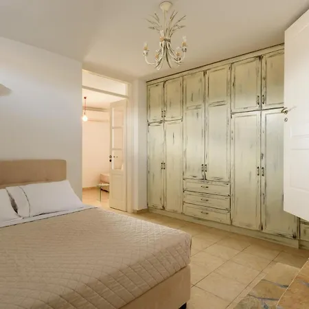 Villa Red Cliff Santorini - Volcano View & Jacuzzi *