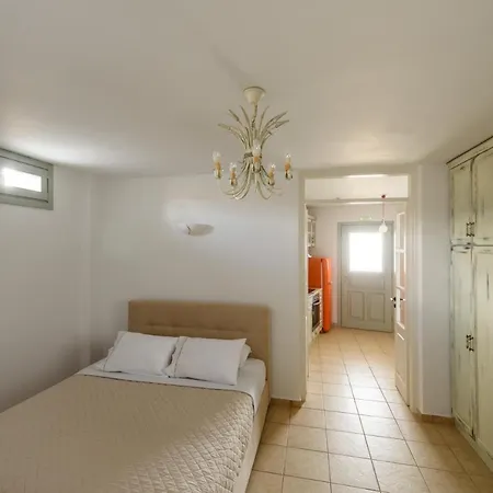 Red Cliff Santorini - Volcano View & Jacuzzi