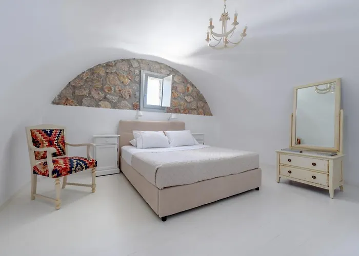 Red Cliff Santorini - Volcano View & Jacuzzi Villa *